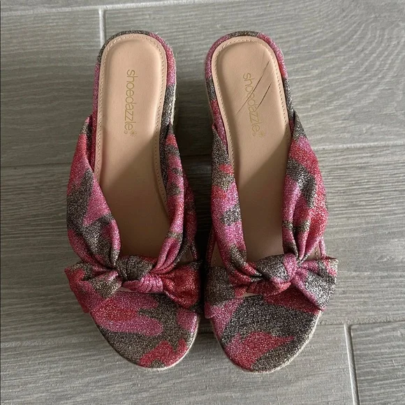 🍁Shoedazzle Pink and Green Platform Sandals - Picture 3 of 6